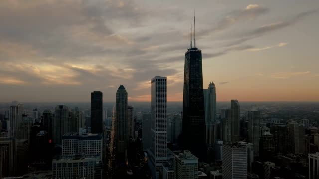 Aerial-Stadtbild---Downtown-Chicago-bei-Sonnenuntergang