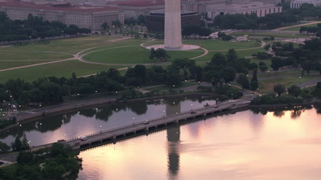 Vista-aérea-del-monumento-a-Washington-que-refleja-en-lavabo-de-marea-al-amanecer.