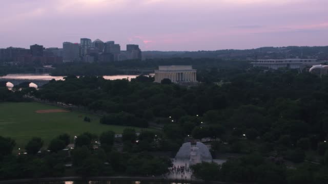 Fliegen-in-Richtung-Lincoln-Memorial-bei-Sonnenuntergang.