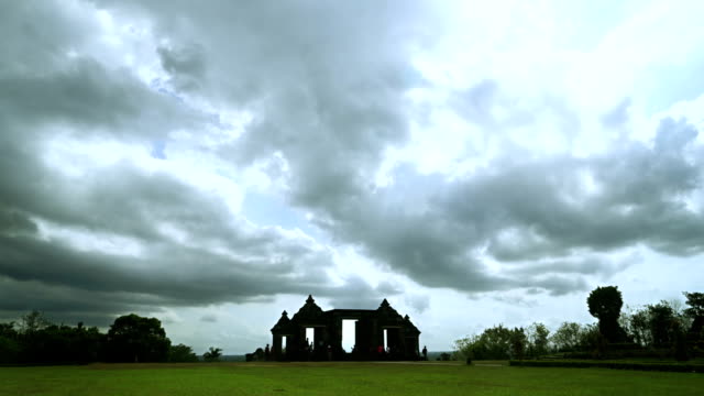 Zeitraffer-der-Wolken-über-Ratu-Boko-Tempel