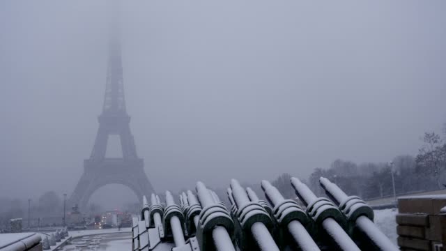 Día-de-nieve-en-Paris,-Torre-Eiffel,-Francia