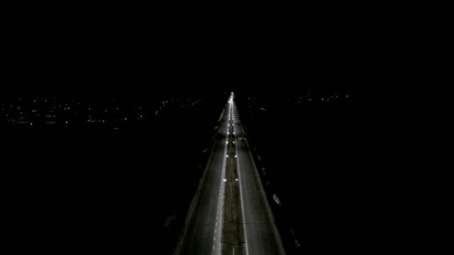 camino-de-noche-vista-desde-el-formato-quadrocopter-4k