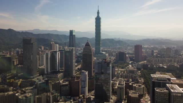 sonnigen-Tag-Taipei-Stadtbild-berühmten-Turm-Luftaufnahmen-Innenstadt-Panorama-4k-Zeitraffer-Taiwan