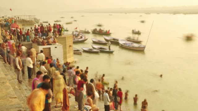 Zeit-Ablauf-indische-Pilger-Ruderboot-im-Sonnenaufgang.-Fluss-Ganges-in-Varanasi,-Indien.