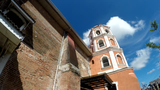 Koloniale-16.-Jahrhundert-Spanisch-aus-Saint-Paul-der-erste-Einsiedler-Dom-auch-bekannt-als-San-Pablo-Kathedrale,-zeigen-ihr-Glockenturm-gebaut.-Kamerafahrt