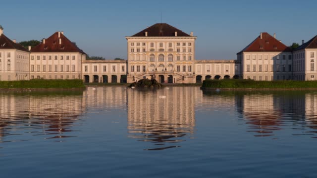Palacio-de-Nymphenburg-con-el-Canal-Nymphenburg,-Múnich,-Baviera,-Alemania,-Europa