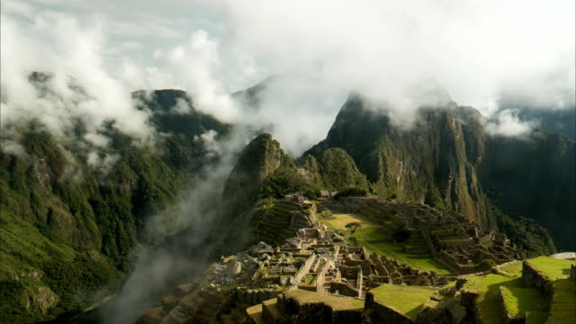 Zeitraffer-von-Machu-Picchu-an-einem-nebligen-Morgen