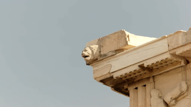 geschnitzten-Löwenkopf-auf-der-Erechthion-in-Athen,-Griechenland
