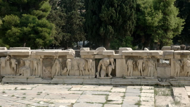 relieves-de-mármol-en-el-teatro-de-Dioniso-en-la-Acrópolis-de-Atenas,-Grecia