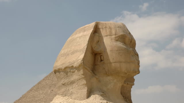 close-up-tilt-down-shot-of-the-sphinx-at-giza-near-cairo,-egypt