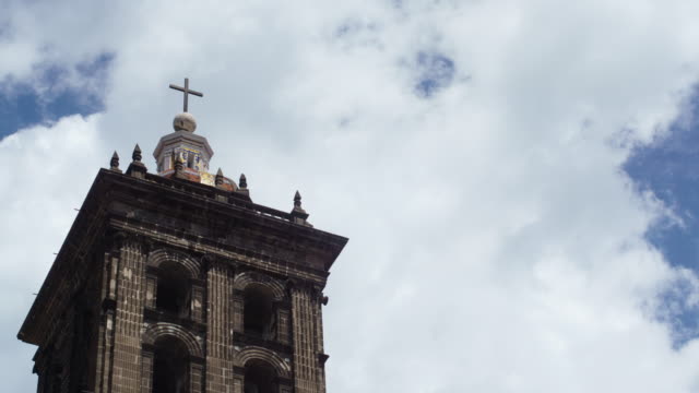Zeitraffer-von-Wolken-durch-den-Turm-einer-alten-mexikanischen-Kathedrale-streaming