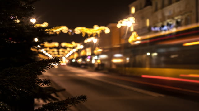 Nacht-Zeitraffer-von-Weihnachtsschmuck-und-stark-befahrenen-Straße.