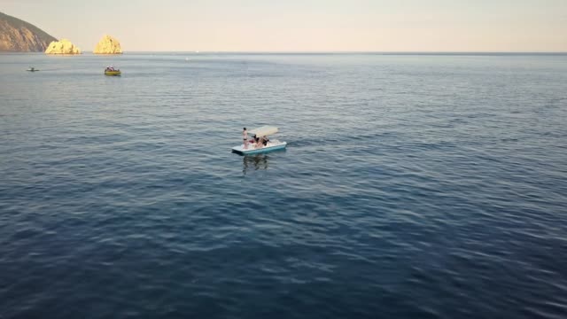 Luftbild-Drohne-fliegen-Schuss-von-touristischen-Katamaran-Kreuzfahrt-vorbei-an-der-felsigen-Küste-des-Meeres