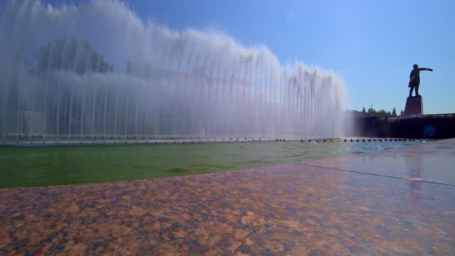 Brunnen-komplexe-Moskovskaya-Platz-in-St.-Petersburg-im-Sommertag.
