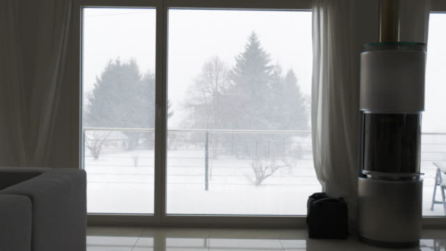 Wintersturm-durch-Wohnzimmerfenster