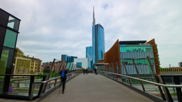 Italia-Milán-día-nublado-famosa-moderna-manzana-caminando-puente-panorama-4k-timelapse