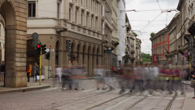 Italien-Mailand-Stadt-Tag-leichte-berühmten-Straßenbahn-Verkehr-Straße-Panorama-4k-Zeitraffer