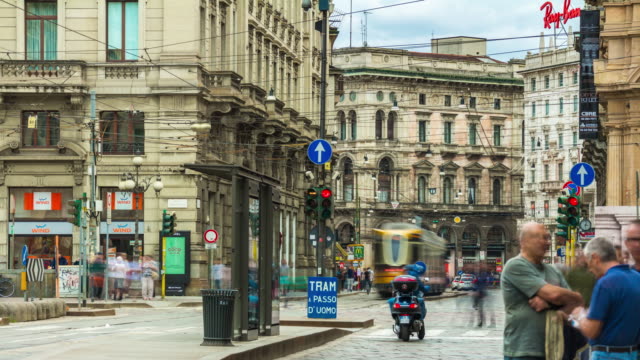 Italien-Mailand-Stadt-Tag-leichte-berühmten-Straßenbahn-Verkehr-Straße-Panorama-4k-Zeitraffer