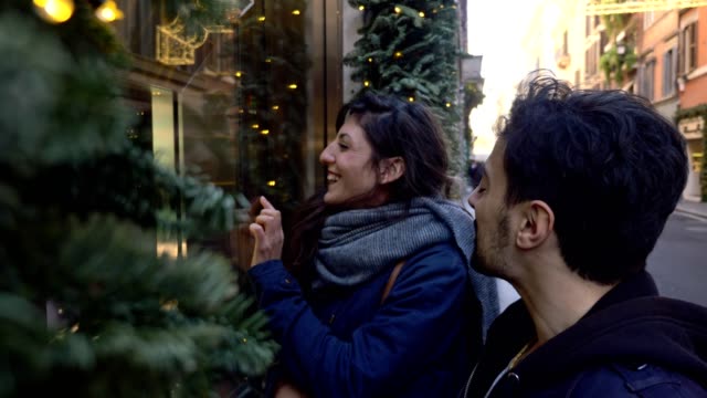 Lächelnd-attraktives-Paar-Einkaufen-an-Weihnachten-Zeit