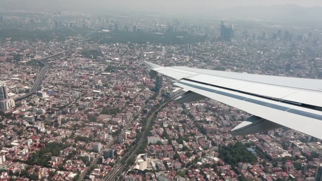 Vista-aérea-sobre-México-de-avión-que-comienza-a-la-tierra.
