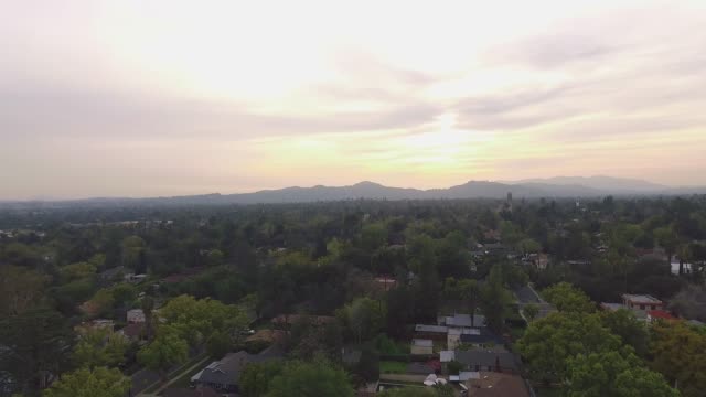 Luftaufnahme-der-Nachbarschaft-in-Kalifornien-mit-Bergen-im-Hintergrund
