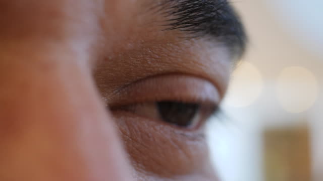 Close-up-of-man's-eye
