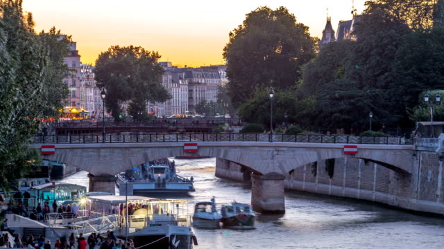 Fluss-und-Brücke-in-der-Nähe-von-Notre-Dame-De-Paris-Kathedrale-Tag-zu-Nacht-Zeitraffer-nach-Sonnenuntergang