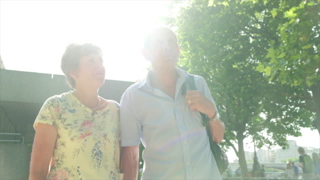 aktiven-senior-kaukasischen-touristischen-Paare,-die-in-London-Hintergrundbeleuchtung-von-der-Sonne