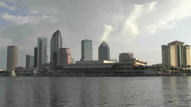 Skyline-von-Tampa-aus-betrachtet,-über-das-Wasser