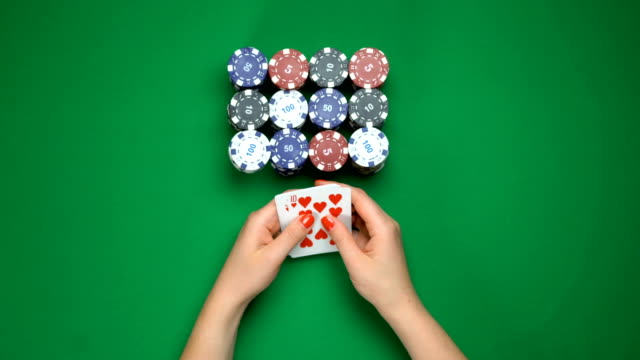 Weiblicher-Pokerspieler-zeigt-Royal-Flush-Kombination,-großen-Gewinn,-Ansicht-von-oben