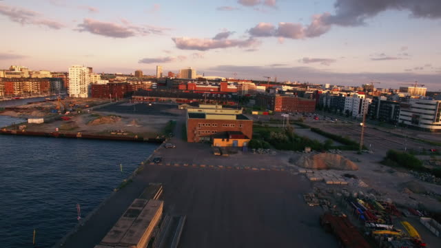 Luftaufnahme-des-Industriegebiets-am-Wasser-in-Malmö,-Schweden.-Mehrfamilienhäuser-und-Hafen