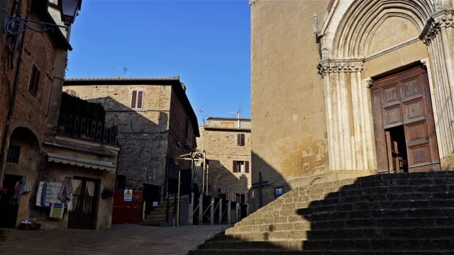 Calle-de-Monticchiello,-provincia-de-Siena,-Toscana,-Italia