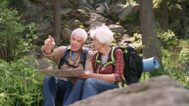 Älteres-Ehepaar-mit-Karte-während-der-Wanderung
