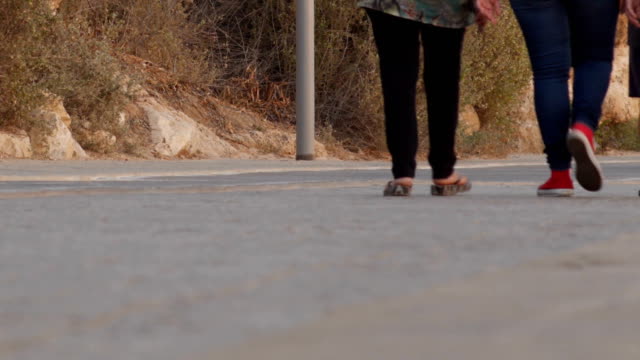 Zu-Fuß-Menschen-drängen-sich-4K-Zeitraffer-zu-Fuß-auf-dem-Bürgersteig-Strand