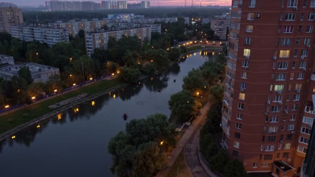 Städtischen-Wohngebiet-der-Stadt-Moskau.-Abend,-schönen-Himmel