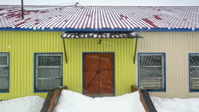 Blizzard,-fällt-Schnee-vom-Dach