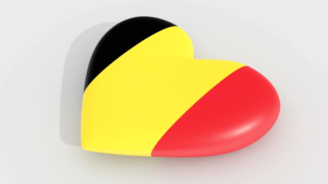 Pulsierende-Herz-in-den-Farben-der-Belgien-Flagge-auf-einem-weißen-Hintergrund,-3D-Rendering,-Schleife