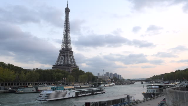 Time-lapse-of-Eiffel-Tower-By-River-at-sunset--with-zoom