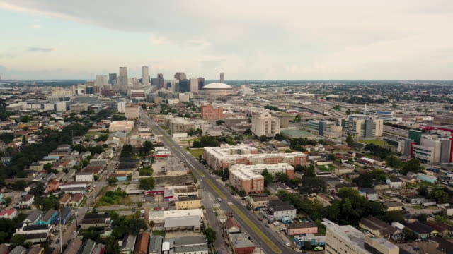 Luftbild-Feierabendverkehr-bewegt-sich-entlang-der-Autobahn-läuft-durch-New-Orleans-Louisiana