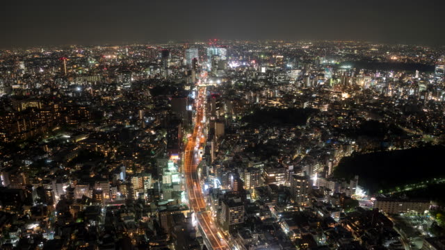 Nacht-Zeitraffer-der-Route-3-Schnellstraße-von-Mori-Tower-in-Tokio