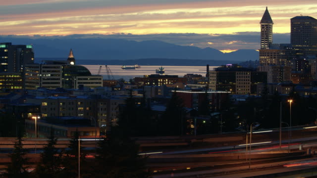 HDR-paisaje-urbano-Time-lapse-Seattle-Downtown-Waterfront-Mountain-View