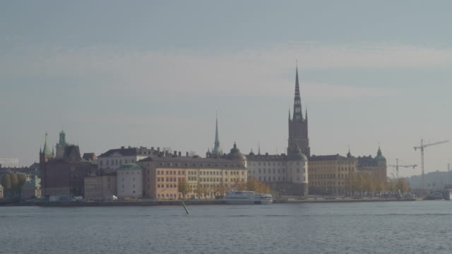 Un-castillo-en-la-orilla-del-mar-en-Estocolmo-Suecia