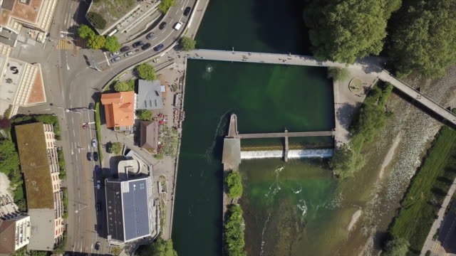 antena-día-soleado-zurich-ciudad-centro-río-abajo-Suiza-vista-4k
