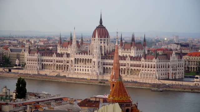 Parlamento-Húngaro-al-atardecer