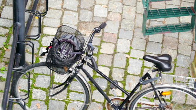 El-casco-en-la-cesta-de-la-bicicleta-en-Estocolmo-Suecia
