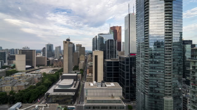Ciudad-moderna-horizonte-Downtown-Toronto-nubes