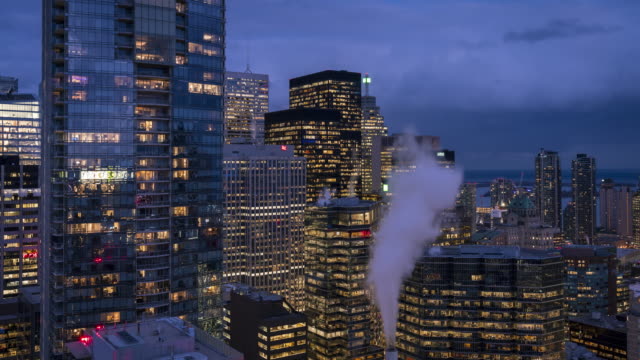 Im-Stadtzentrum-gelegenes-Toronto-Nacht-Skyline-und-Wolken