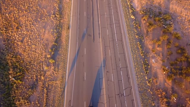 Hermosa-vista-aérea-de-Arizona-de-la-carretera-sin-fin-del-infinito