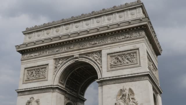 Arco-del-triunfo-en-París-Francia-altamente-detallados-de-superficie-frente-a-cielo-nublado-4-K-3840-X-2160-30fps-UHD-inclinación-material-de-archivo---mundo-famoso-arco-del-triunfo-de-Etoile-lenta-inclinación-4-K-2160P-UltraHD-video