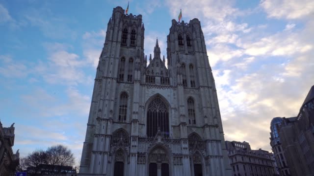 Bélgica.-Catedral-de-Bruselas-St.-Michael-de-contra-el-cielo-azul-de-la-mañana